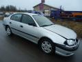 Kuva 1: Toyota Avensis 1.6 VVti sed. -01 2001