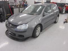 Volkswagen Golf V 1.6i 8V 5/HB