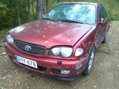 Toyota Corolla 1.4 -01 sedan punainen