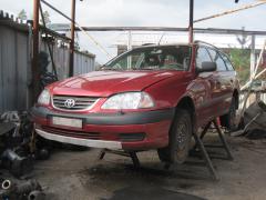 Toyota Avensis 2.0vvt-i -02 farm. punainen