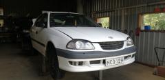 Toyota Avensis 1.6 -98 sedan valkoinen