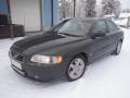 Kuva 1: Volvo S60 4D Sedan 2.4i MT5 Momentum 2005