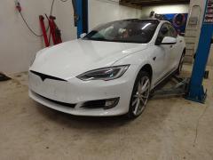 Tesla Model S P90D -16