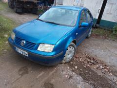 Volkswagen Bora 1,6 -00 sininen