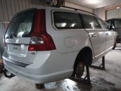 Volvo V70 1,6 -10 valkoinen palovaurio