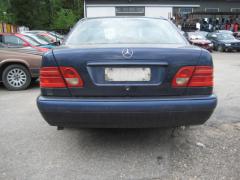 Mercedes-Benz E 200 220D sedan