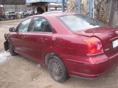 Toyota Avensis 1,8 -04 punaine, sedan