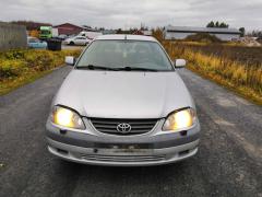 Toyota Avensis 1.8 VVT-i sedan -01