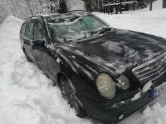 MB E 220cdi -02 farmari musta