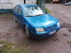 Volkswagen Bora 1,6 -00 sininen