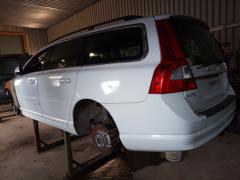 Volvo V70 1,6 -10 valkoinen palovaurio