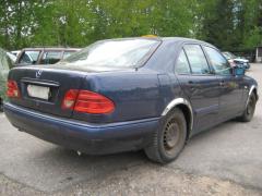Mercedes-Benz E 200 220D sedan