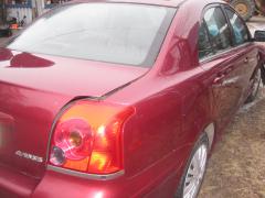 Toyota Avensis 1,8 -04 punaine, sedan