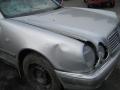 Kuva 3: Mercedes-Benz  E230 sedan-96 1997