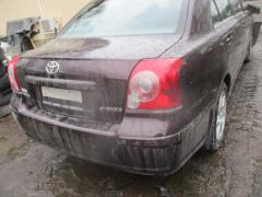 Kuva 1: takavalo oikea, Toyota Avensis 07-08