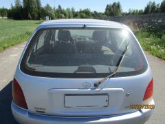 Kuva 1: takaluukku, Toyota Starlet 1.3 5ov. -98