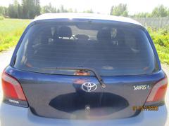 Kuva 1: takaluukku, Toyota Yaris 1.0 5ov. -99