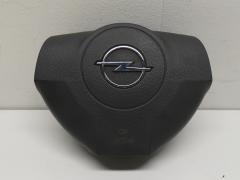 Kuva 1: air-bag kuljettajan turvatyyny, Opel Astra H 1.4 Bensa Hatchback