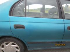 Kuva 1: oikea takaovi, Toyota Carina E sedan 1.6 -96