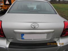 Kuva 1: takaluukku sedan, Toyota Avensis 1.6 VVT-i sed. -04