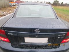 Kuva 1: takaluukku sedan, Opel Vectra B sedan 2.0 i 16V -00