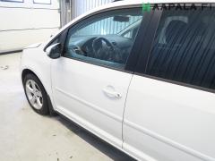 Kuva 1: vasen etuovi, Volkswagen Touran (1T3) 1.6 TDi