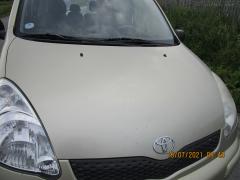 Kuva 1: konepelti, Toyota Yaris Verso 1.3 -06