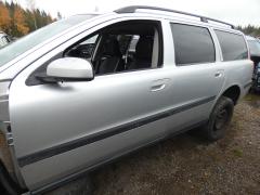 Kuva 1: vasen etuovi, VOLVO V70 II 2.4 D5 163hv