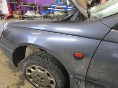 Kuva 1: lokasuoja etu vasen, Toyota Carina E 1.6 sedan -94