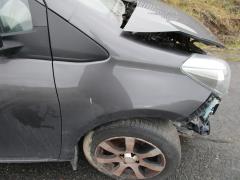 Kuva 1: lokasuoja etu oikea, Toyota Yaris 1.3 5ov. -12