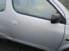 Kuva 1: oikea etuovi, Toyota Yaris Verso 1.3 -99