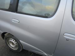 Kuva 1: oikea takaovi, Toyota Yaris Verso 1.3 -99