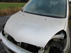 Kuva 1: konepelti, Toyota Yaris Verso 1.3 -99