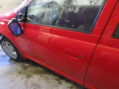 Kuva 1: vasen etuovi, Toyota Yaris 1.0 5ov. -04