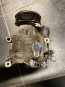 Kuva 1: ilmastoinnin kompressori, Toyota Corolla 1.6 VVT-i sed. -04