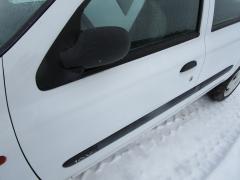 Kuva 1: vasen etuovi, Renault Clio 1.2 5ov. -02