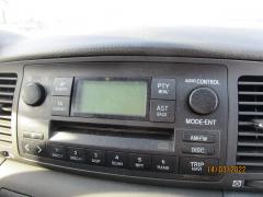 Kuva 1: radio, Toyota Corolla 1.4 VVT-i sedan -04