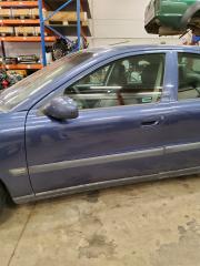 Kuva 1: vasen etuovi, Volvo S60 2.4 T 2001 200hv