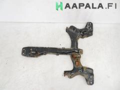 Kuva 1: moottorin alapalkki, Toyota Corolla E110 1.6i 16V Sed