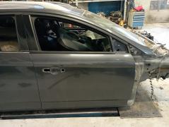 Kuva 1: oikea etuovi, Ford Mondeo STW 1,8TDCi