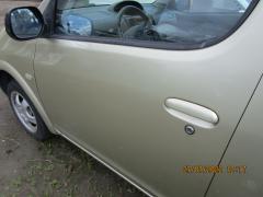 Kuva 1: vasen etuovi, Toyota Yaris Verso 1.3 -99