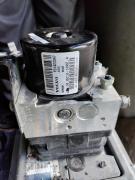 Kuva 1: abs hydraulikoneisto, Volvo V70 -15