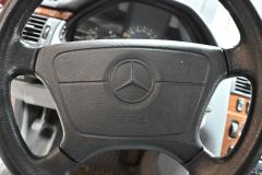 Kuva 1: air-bag kuljettajan turvatyyny, Mercedes-Benz E-SARJA StW E 200 T 1997 136hv