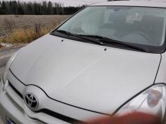 Kuva 1: konepelti, Toyota Corolla Verso 1.8 -06