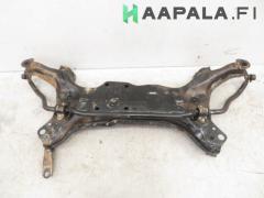 Kuva 1: moottorin alapalkki, Toyota Carina E 1.6i 16V Farm