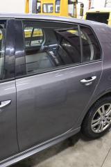 Kuva 1: vasen takaovi, Volkswagen Golf VI (5K1) 1.6 TDI 2010 105hv