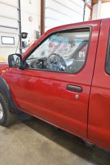 Kuva 1: vasen etuovi, NISSAN NAVARA 2.5 D 4x4 133hv