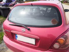 Kuva 1: takaluukku, Nissan Almera 1.5 HB 5ov. -03