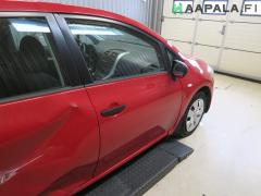 Kuva 1: oikea etuovi, Toyota Auris 1.4 VVT-i 5 HB