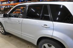 Kuva 1: vasen takaovi, Suzuki Grand Vitara 2.0 2006 Bensa